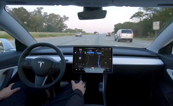 Tesla cho phép khách hàng dùng tính năng "Tự lái hoàn toàn" với giá chỉ 199 USD/tháng