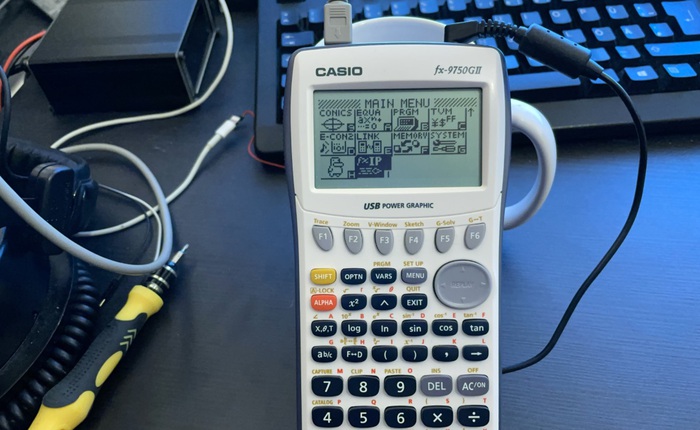 Ngoài giải toán, máy tính Casio còn có thể lưu cả một website, chạy ứng dụng chat và vận hành modem