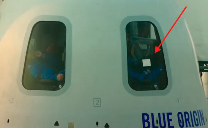 Vật thể màu trắng xuất hiện trên cửa sổ tàu vũ trụ của Blue Origin là gì?