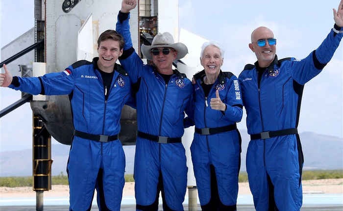 Jeff Bezos đã đi đến rìa của không gian, như vậy ông có phải là phi hành gia không?
