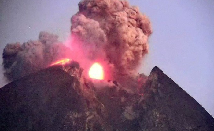 Núi lửa Merapi ở Indonesia phun trào dữ dội đã nhiều ngày, cột tro cao tới 1000 m