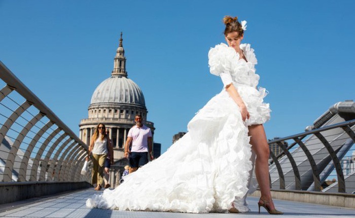 Mừng ngày gỡ bỏ quy định bắt buộc "bịt mặt" khi ra đường, nhà thiết kế Anh may bộ váy cưới từ 1.500 chiếc khẩu trang y tế