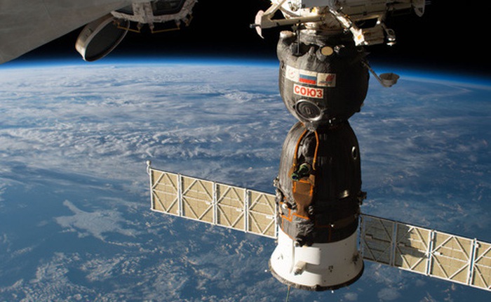 Báo Nga đổ tội cho phi hành gia Mỹ cố tình chọc thủng tàu vũ trụ Soyuz để được cho về Trái đất sớm