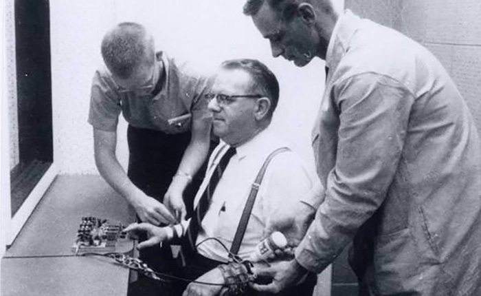 Thí nghiệm Milgram: Con người có thể dễ dàng đánh mất đi nhân tính khi họ có chỗ để dựa vào!