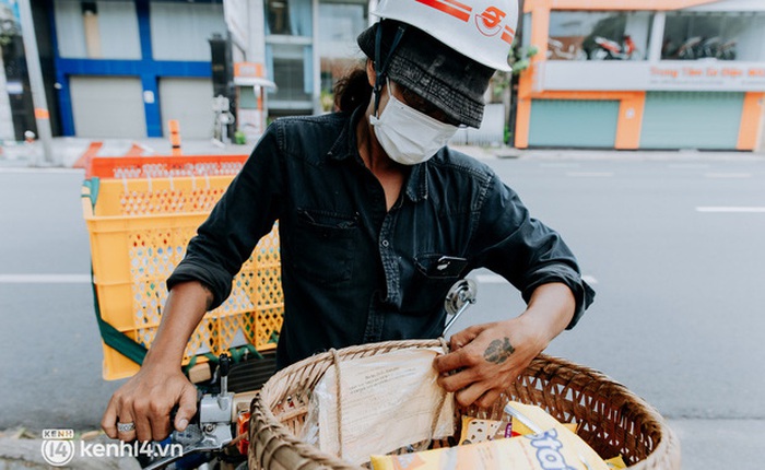 Theo chân “hot TikToker” Lâm Ống Húc - chàng trai chạy xe máy tặng bánh mì, khẩu trang và rất nhiều yêu thương cho bà con nghèo ở Sài Gòn