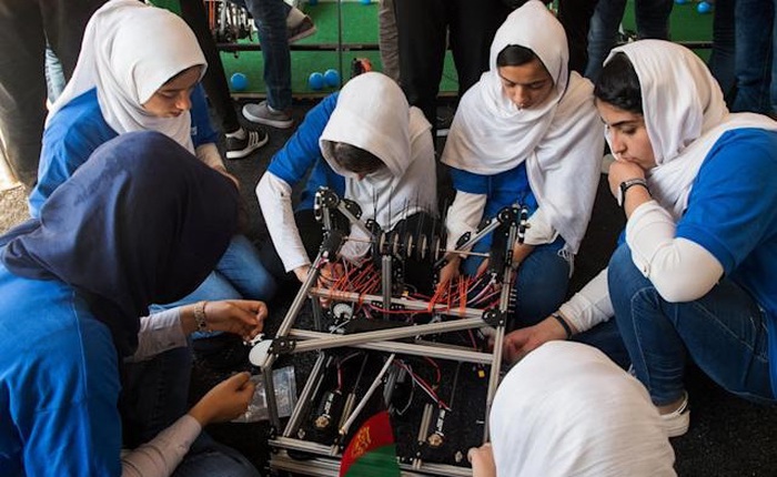 Giải cứu 10 cô gái trong đội tuyển robot của Afghanistan
