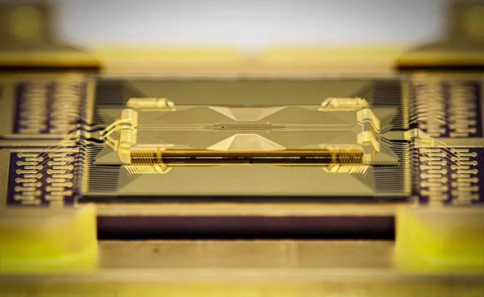 Công ty Mỹ phát triển được chip lượng tử thủy tinh, có thể dễ dàng tăng sức mạnh chip lên hàng trăm qubit
