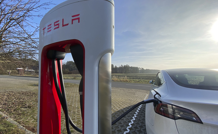 Làm cách nào các kỹ sư Tesla có thể "thuần hóa" được pin xe điện, không để chúng phát nổ ngẫu nhiên?