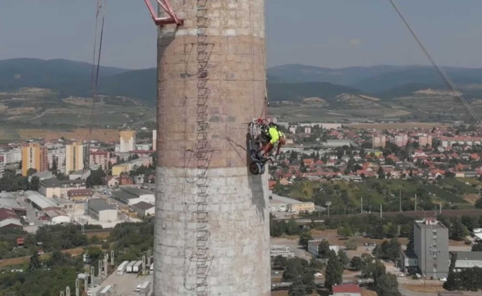 Diễn viên đóng thế người Áo cố gắng kỷ lục thế giới bằng cách ... lái xe Vespa lao xuống từ đỉnh ống khói cao 110 mét