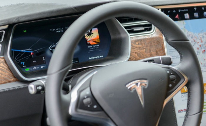Say khướt đến bất tỉnh, tài xế được hệ thống tự lái của Tesla cứu mạng