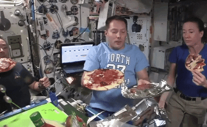 Đây là cách một bữa tiệc pizza diễn ra trên Trạm vũ trụ quốc tế cách Trái đất 400 km
