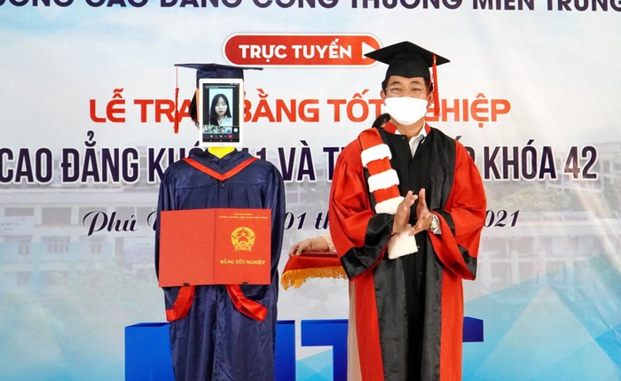 Trường Việt Nam dùng Robot nhận bằng tốt nghiệp thay sinh viên