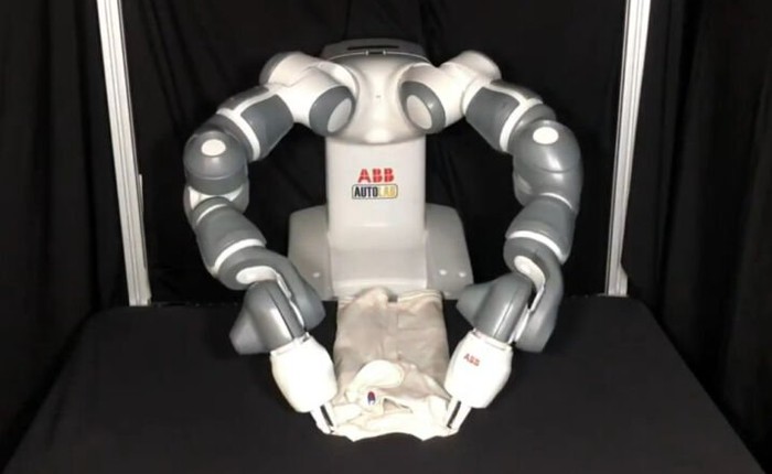 Tích hợp AI cùng đôi tay máy linh hoạt, robot này có thể sớm gấp quần áo thay cho con người