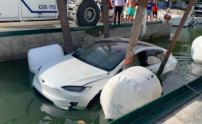 Chuyện gì xảy ra khi một chiếc Tesla Model X rơi xuống biển?