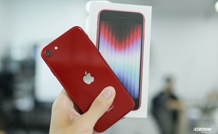 Trên tay iPhone SE 2022 tại Việt Nam: Chiếc iPhone nhàm chán nhất của Apple