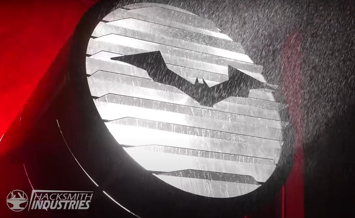 Nhóm YouTuber chế đèn Bat-Signal siêu to khổng lồ, chiếu được logo người dơi rõ mồn một lên bầu trời đầy sương như trong The Batman