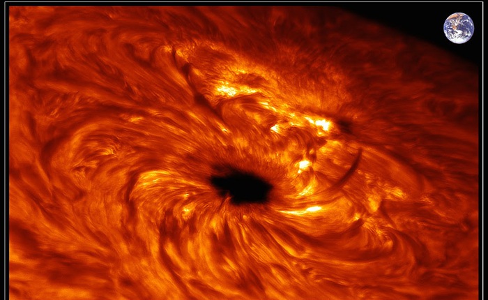 Phát hiện vết đen khổng lồ rộng bằng Trái Đất xuất hiện trên Mặt Trời