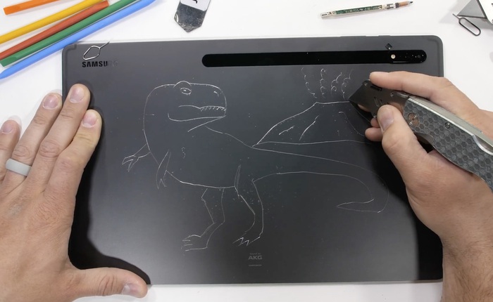 Kiểm chứng độ bền Galaxy Tab S8 Ultra: Mỏng hơn iPad nhưng bẻ không gãy