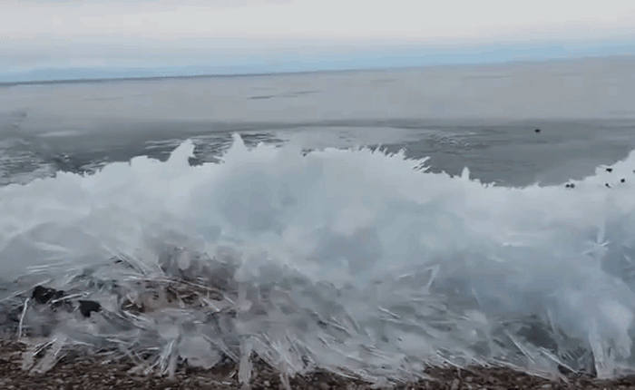Hiện tượng kỳ lạ: Sóng đóng băng, vỡ tan như kính trên hồ nước ngọt lớn nhất thế giới