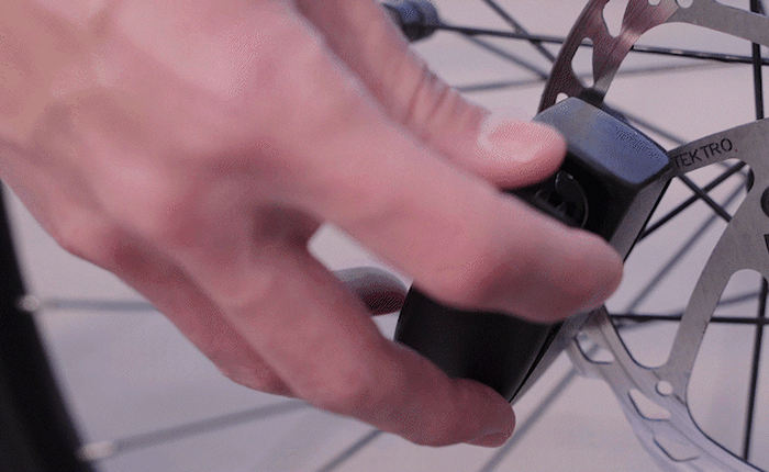 Đến cả khóa phanh đĩa xe máy, xe đạp giờ cũng mở khóa bằng vân tay không khác gì smartphone rồi
