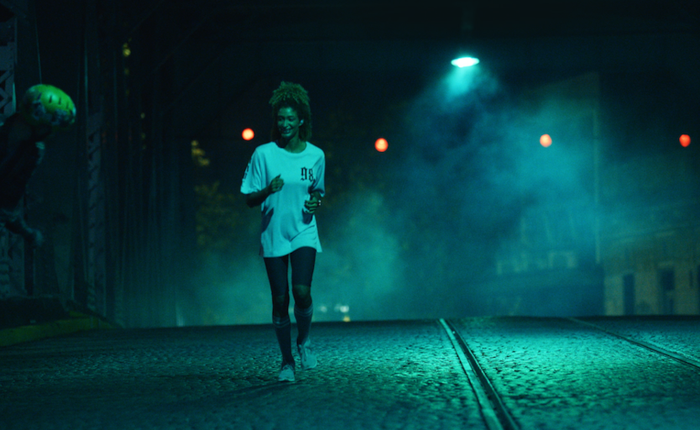 Quảng cáo có cảnh phụ nữ chạy một mình lúc 2 giờ sáng, Samsung bị chỉ trích là 'ngây thơ'