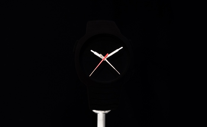 Đây là chiếc đồng hồ đen nhất thế giới, chẳng nhìn thấy gì ngoài những cây kim