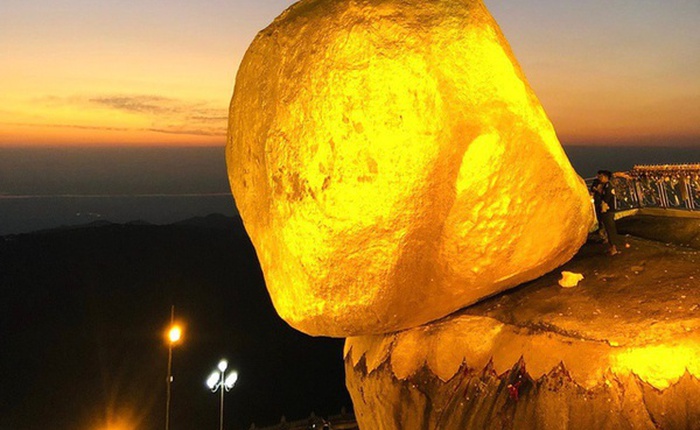 Lạ kỳ hòn đá khổng lồ dát vàng, nằm cheo leo trên vách núi hàng nghìn năm nhờ... 1 sợi tóc