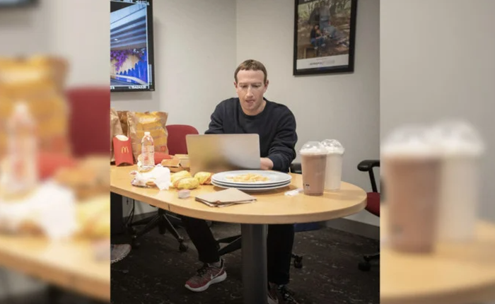 'Chán ghét' Apple, Mark Zuckerberg dùng Photoshop xóa logo Táo Khuyết để dân mạng không biết mình dùng MacBook