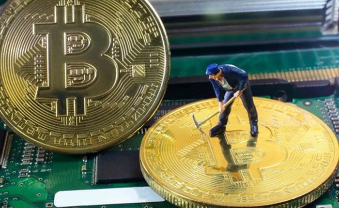 Giá Bitcoin lao dốc, thợ đào tiền ảo đối mặt khó khăn chồng chất
