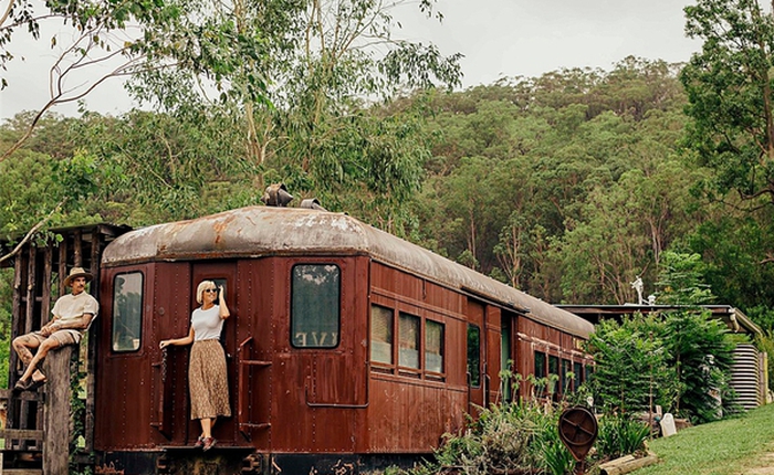 Cặp đôi tái chế toa xe lửa bỏ hoang từ năm 1950, biến nó thành ngôi nhà rộng 70m2, sống cùng đàn lạc đà và thiên nhiên: Vi diệu!