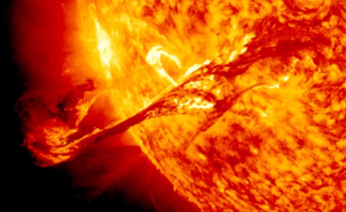 Các chuyên gia thời tiết vũ trụ cảnh báo một cơn bão Mặt Trời cực mạnh sẽ tấn công trực tiếp vào Trái Đất