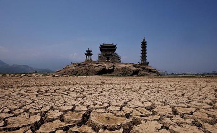 Hạn hán khiến hồ nước ngọt lớn nhất Trung Quốc khô cạn, hòn đảo 1.000 năm lộ ra hoàn toàn