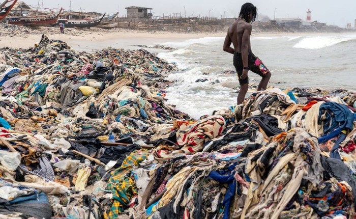 Sốc với hình ảnh rác thải nhựa từ thời trang nhanh đang hàng ngày làm ô nhiễm đại dương