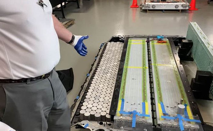 Tháo tung bộ pin 'xịn nhất' của xe điện Tesla, nhóm chuyên gia bất ngờ trước bí mật công nghệ của Elon Musk