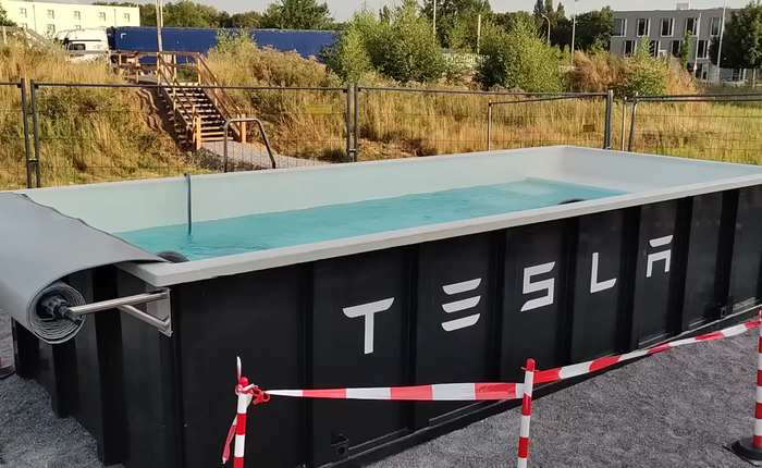 Tesla đặt hồ bơi "thùng rác" tại trạm sạc Supercharger