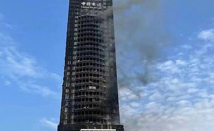 Hình ảnh tòa nhà 42 tầng cháy đen ở Trung Quốc
