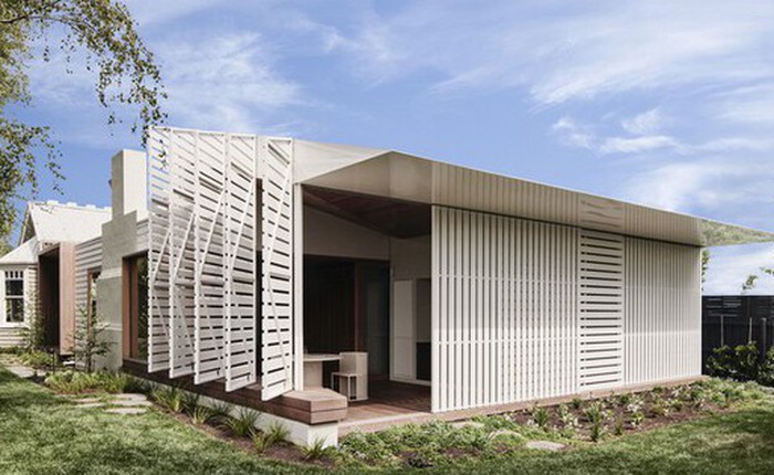 Ngôi nhà trắng với thiết kế cửa như mang cá, không gian tinh tế, sang trọng, cực thoáng mát