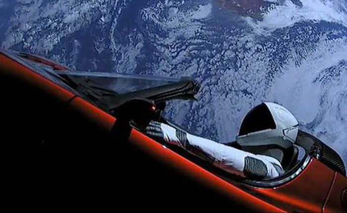 Sau 4 năm được Elon Musk gửi vào vũ trụ, số phận chiếc Tesla Roadster 100.000 USD giờ ra sao?
