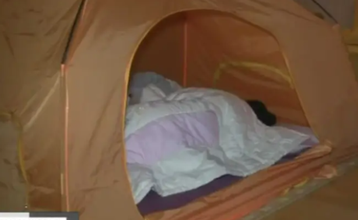 Người Hàn Quốc đặt lều trong phòng ngủ để đối phó giá gas tăng cao
