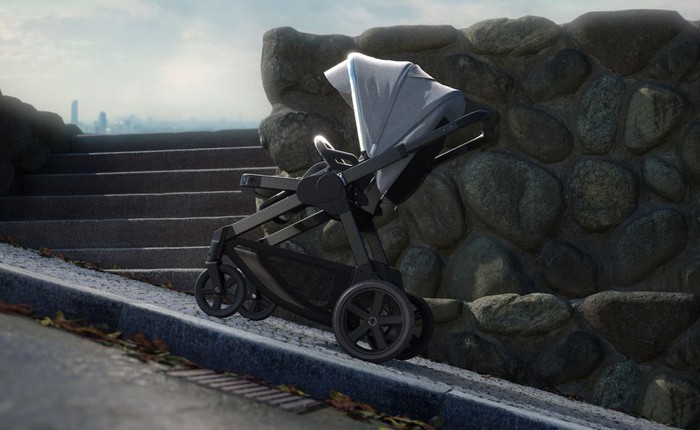 'Độc lạ' xe đẩy em bé: Gắn động cơ điện, tích hợp AI và chế độ tự lái, giá 89 triệu đồng