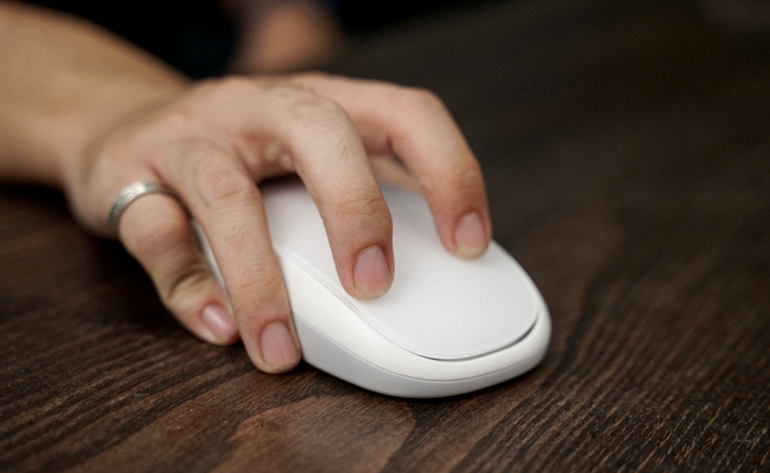 Ốp công thái học cho Apple Magic Mouse: Cầm “sướng” hơn, thêm sạc không dây nhưng dùng 1 phút là phải bỏ