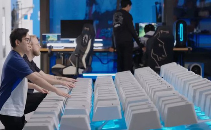 Alienware chế tạo bàn phím và chuột to nhất thế giới, dài 5m, cần nhiều người điều khiển