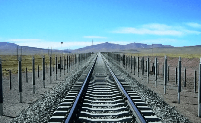 Xây xong đường sắt cao nhất thế giới, Trung Quốc chôn 15.000 cây sắt 2 bên, ở trong chứa thứ "cực độc"