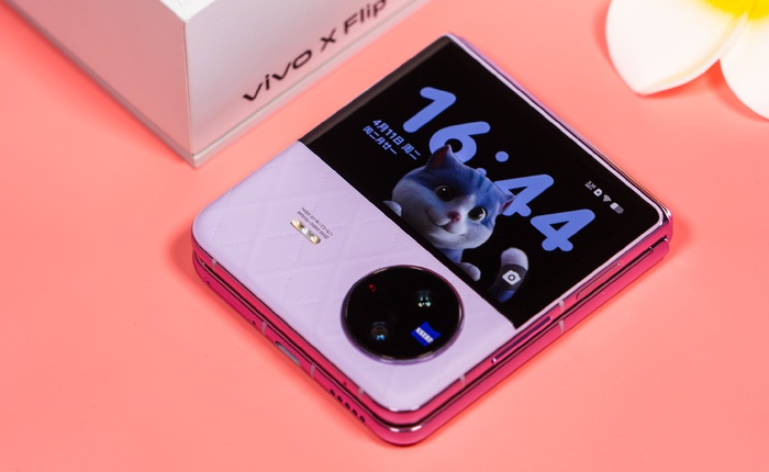 vivo ra mắt smartphone gập "vỏ sò" đầu tiên: Màn hình phụ lớn, camera Zeiss, Snapdragon 8+ Gen 1, giá 20,5 triệu đồng