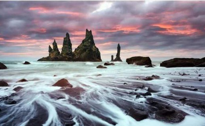 Chiêm ngưỡng bãi biển cát đen Reynisfjara kỳ lạ, không ai được tắm ở Iceland