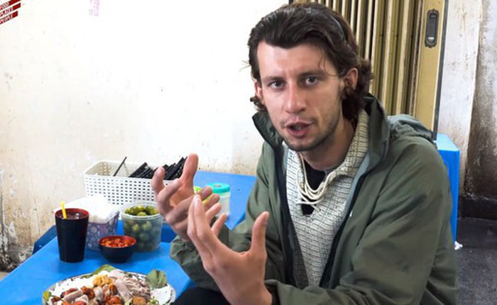 Du khách người Anh hướng dẫn ăn bún đậu mắm tôm trên Youtube: Món này càng ăn càng nghiện