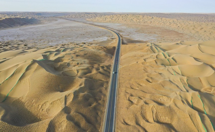 Thiếu điện nước, địa hình khắc nghiệt cùng cực: Trung Quốc xây cả nghìn km đường cao tốc xuyên "Sa mạc Tử thần" như thế nào?