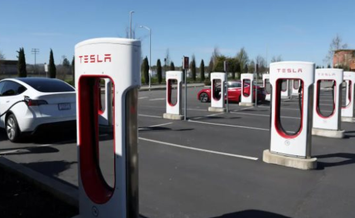 Tesla chính thức thực hiện điều “ngược đời” trong ngành xe điện: Chi hàng tỷ USD để xây trạm sạc cho các đối thủ dùng chung