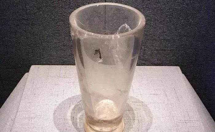 Tìm thấy chiếc cốc “xuyên không” trong mộ cổ hơn 2.000 năm
