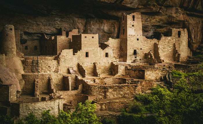 Độc đáo cung điện nằm lọt thỏm trong vách đá, diện tích 'khủng' với hơn 150 căn phòng